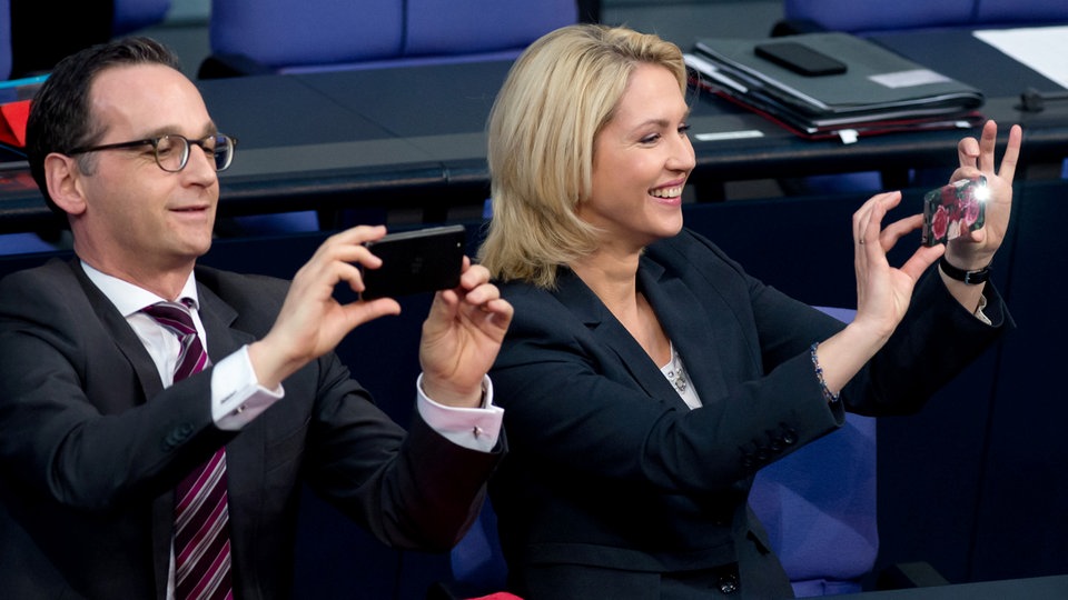 Moment za pamćenje - Ministar pravosuđa Mas i ministarka porodice Švezig fotografišu poslanike Bundestaga za vreme usvajanja zakona