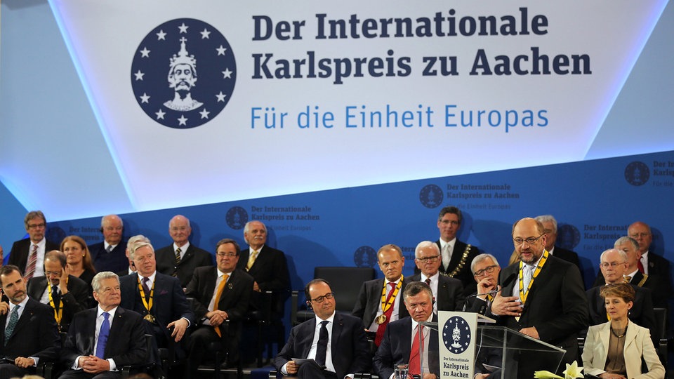 Aachen - Schulz ua govornicom, pored sjede brojni sudionici dodjele nagrade