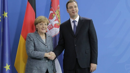 Njemačka kancelarka i premijer Srbije danas u Berlinu, slikani kod zastava dviju zemalja