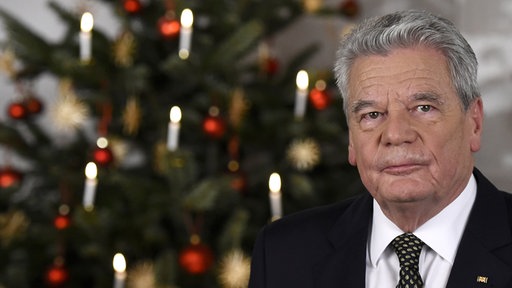 Joahim Gauk uz okićenu božićnu jelku