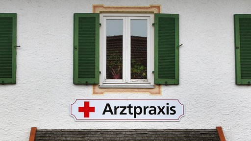 Njemačka seoska ambulanta - pročelje na kojem ispod prozora piše "Arztpraxis"