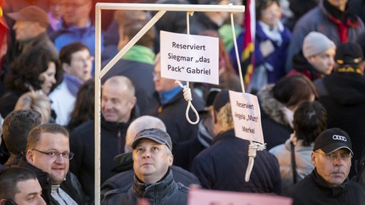 Vešala sa dve omče na kojima su okačeni papiri sa imenima Angele Merkel Zigmara Gabrijela