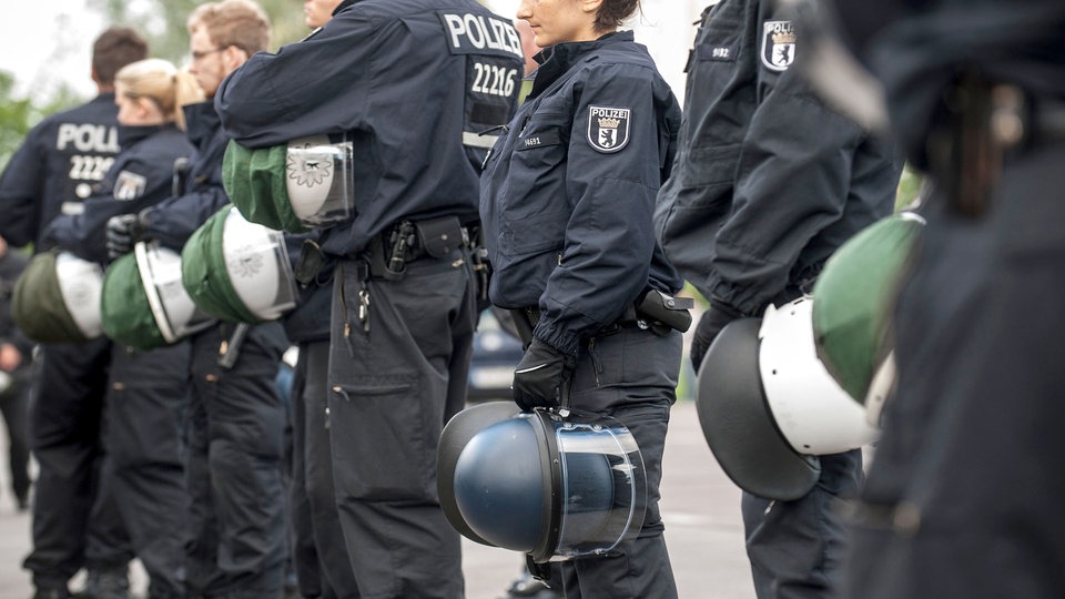 „Dan otvorenih vrata“ u novom izbjegličkom centru u Marzahnu, Berlin, zbog protesta desničara obezbeđivale su jake policijske snage