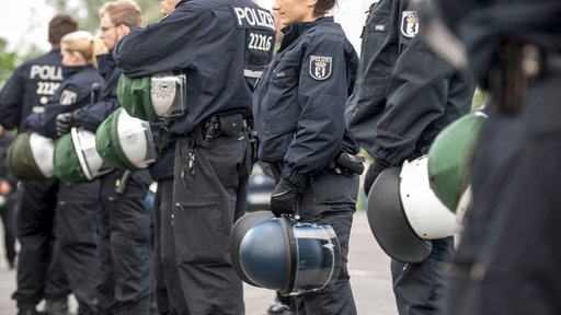 „Dan otvorenih vrata“ u novom izbjegličkom centru u Marzahnu, Berlin, zbog protesta desničara obezbeđivale su jake policijske snage