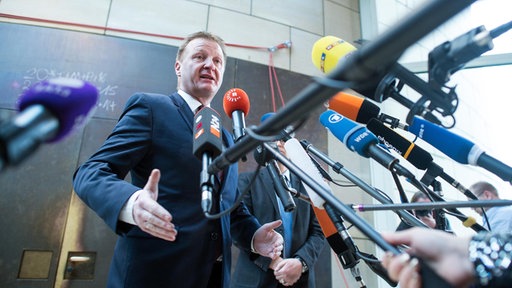 Ralf Jäger pred mikrofonima