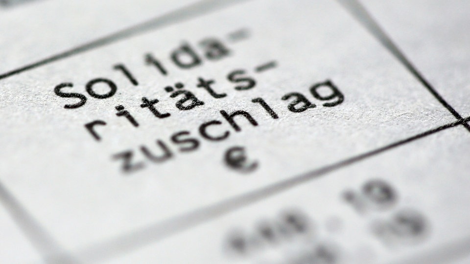 Solidaritätszuschlag - ispisano crnim malim štampanim slovima na belom papiru
