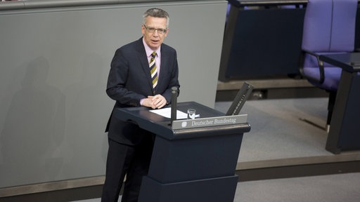  Thomas de Maiziere u Bundestagu za govornicom