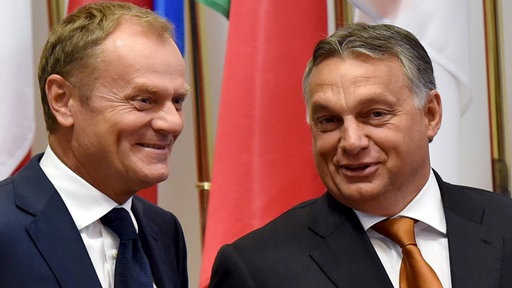 Predsednik Evropskog saveta Donald Tusk i mađarski premijer Viktor Orban dolaze na konferenciju za novinare