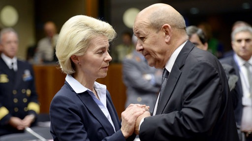  Ursula van der Lajen i Žan-Iv le Drijan na sastnku u Briselu