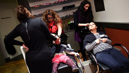 Akcija frizerskog salona Vanity u Berlinu – besplatno friziranje za doseljenike u znak dobrodošlice, 08.03.2015.