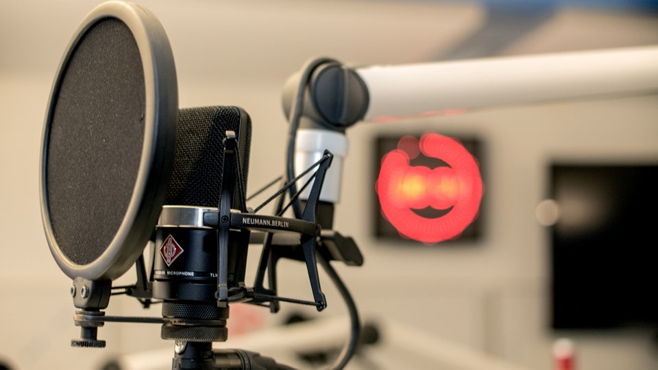Ein Studio-Mikrofon vor verschwommenem Hintergrund