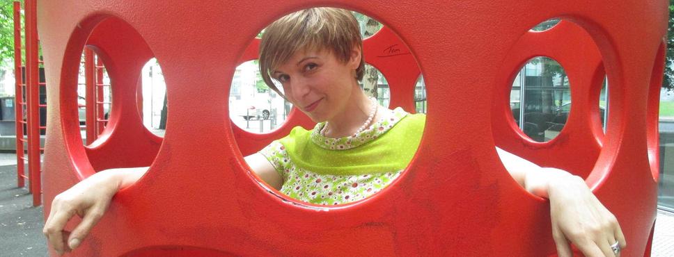 Aida Kožar u lavirintu na dečjem igralištu