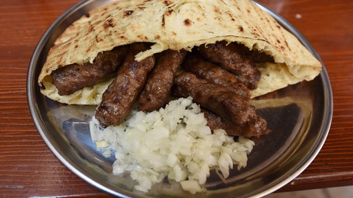 Ćevapčići u somunu i sitno seckani luk