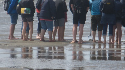 Noge više ljudi na plaži
