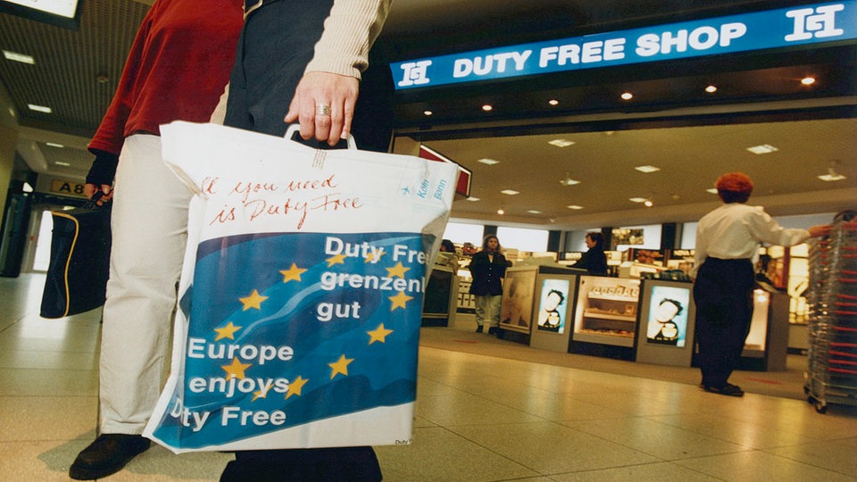 Kupac izlazi iz Duty Free prodavnice