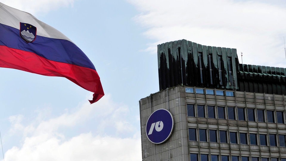 Zastava Slovenije i zgrada Nove Ljubljanske Banke u Ljubljani