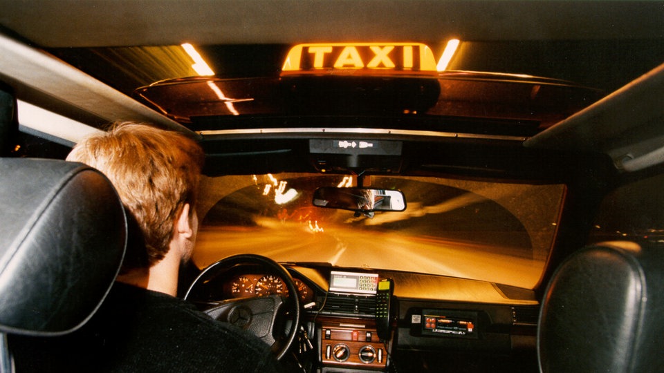 Vozac taksija snimljen za vrijeme noćne vožnje kroz tunel