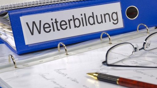 Aktenordner mit Unterlagen, Weiterbildung