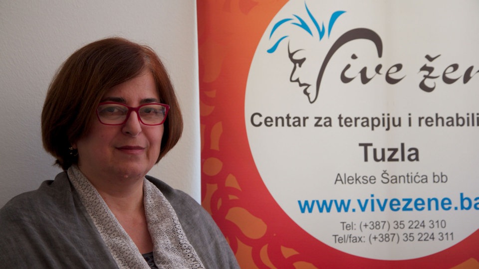 Aida Mustačević-Cipurković pokraj naziva udruženja Vive žene