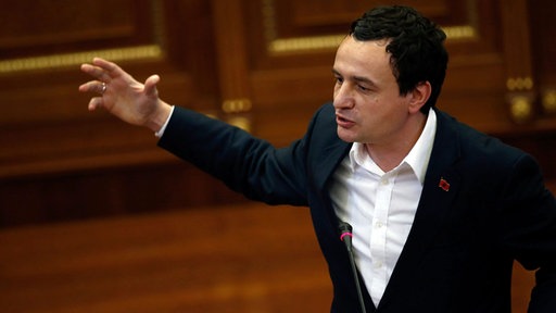 Lider pokreta “Samoopredeljenje” Albin Kurti govori u skupštini Kosova