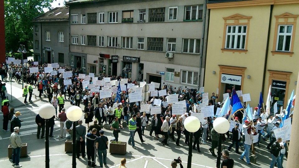 Protest, Banjaluka, kolona za vrijeme prolaska gradskim ulicama sa brojnim transparentima i zastavama