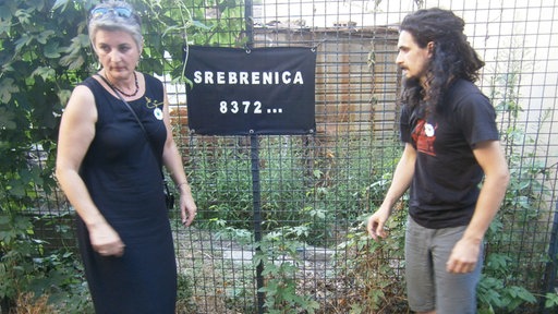 Podsećanje na žrtve plakatom na kojem piše: "Srebrenica 8372...