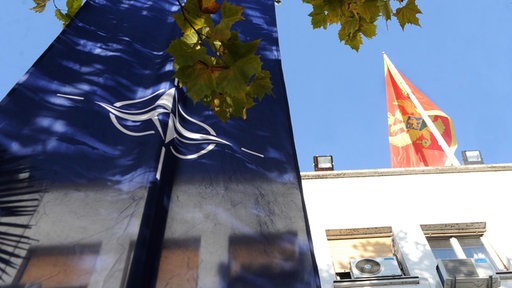 Zastave NATO i Crne Gore na zgradi parlamenta u Podgorici