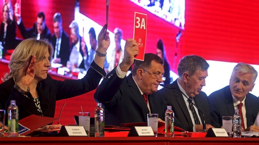  Željka Cvijanović, Milorad Dodik, Nebojša Radmanović i Nikola Špirić sjede u radnom predsjedništvu sabora SNSD-a 25. 04. 2015. godine