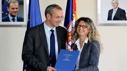 Šef delegacije EU u Srbiji Majkl Devenport i direktorka Danskog saveta za izbeglice za Srbiju Marina Kremoneze