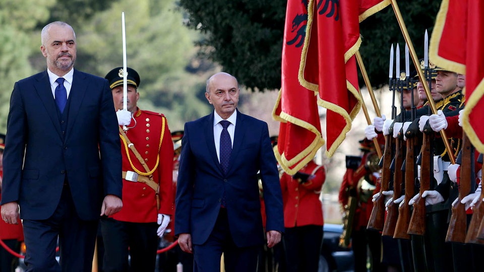 Edi Rama, prilikom posjeta Kosovu 9. 3. 2015., u društvu domaćina Ise Mustafe ispred špalira kosovskih vojnika
