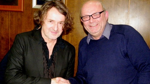  Goran Bregović i Vojkan Ristić stoje jedan do drugoga, Bregović u crnom sakou, Ristić u tamnoplavom džemperu