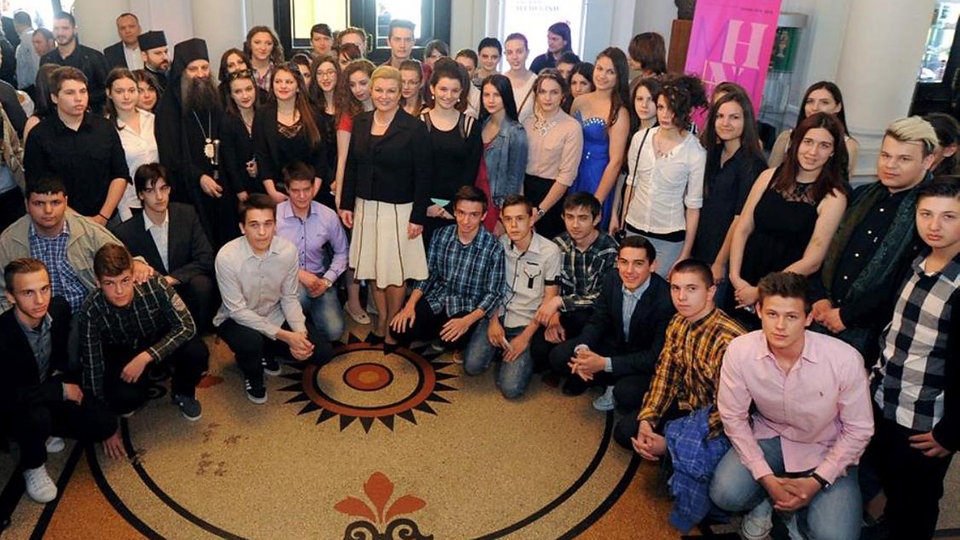 Kolinda Grabar-Kitarović s učenicima Srpske opće pravoslavne gimnazije