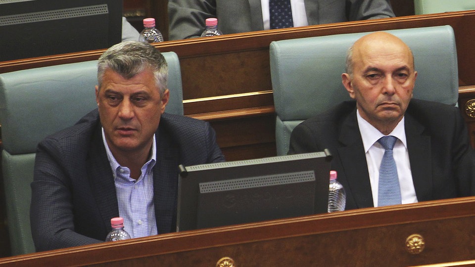 Šef kosovske diplomatije Hašim Tači i predsednik Vlade Isa Mustafa u Parlamentu Kosova