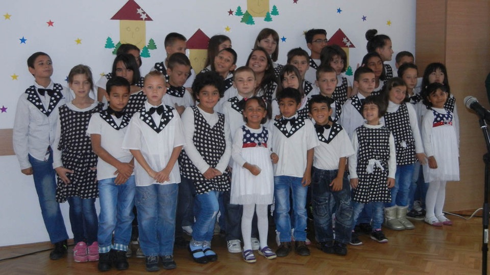 U horu Zvezdica ima 30-tak dečaka i devojčica; dečaci imaju bele košuljice i jeans, a devojčice bele haljinice