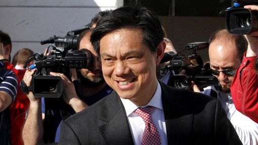 Hoyt Brian Yee u Skopju, okružen kamerama, nakon razgovora s premijerom Gruevskim