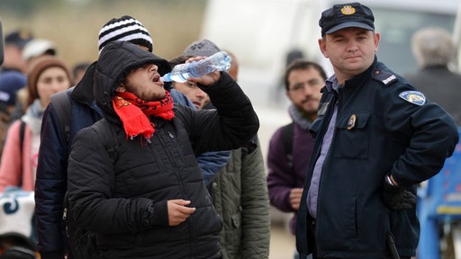 Hrvatski policajac sa grupom novopridošlih izbjeglica