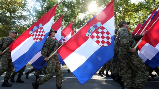 Vojnici vježbaju za svečani defile u povodu 20. obljetnice operacije Oluja