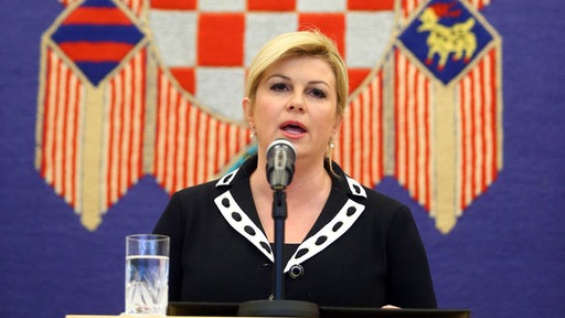 Kolinda Grabar-Kitarović za govornicomu u predsjedničkom uredu na zagrebačkom Pantovčaku