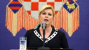 Kolinda Grabar-Kitarović za govornicomu u predsjedničkom uredu na zagrebačkom Pantovčaku