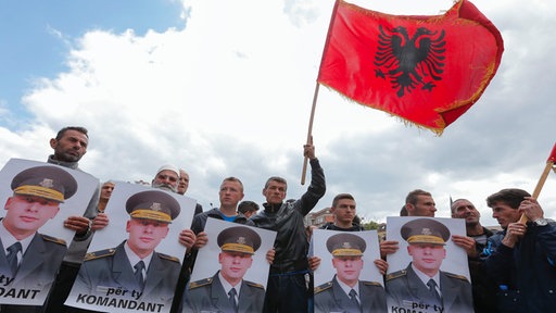 Albanci protestuju protiv osnivanja Specijalnog suda Kosova, držeći slike komandanta UČK Sulejmana Selimija osuđenog na 14 godina zatvora zbog ratnih zločina