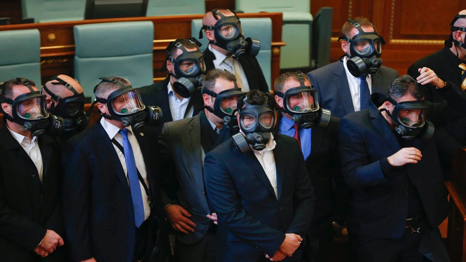 Zaštitne maske postale su uobičajena stvar u skupštini Kosova