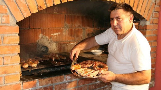 Kosta pored roštilja