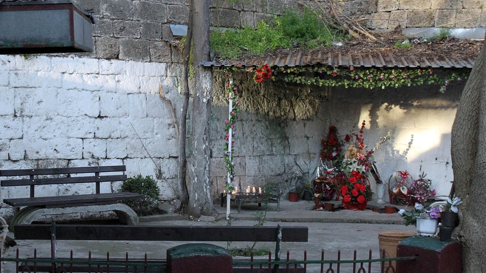 Kultno mesto Roma u Nišu okićeno cvećem i upaljenim svećama