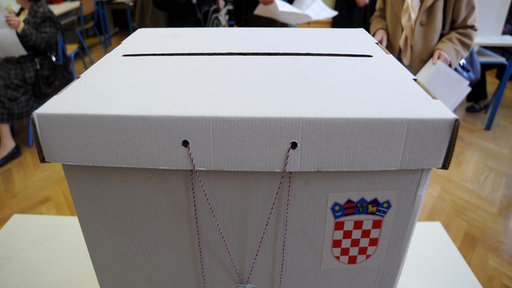 Glasačka kutija sa grbom Hrvatske
