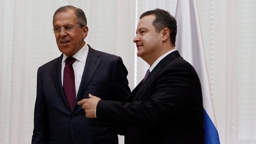 Sergej Lavrov i Ivica Dačić snimljeni u poluprofilu, stoje jedan do dugoga