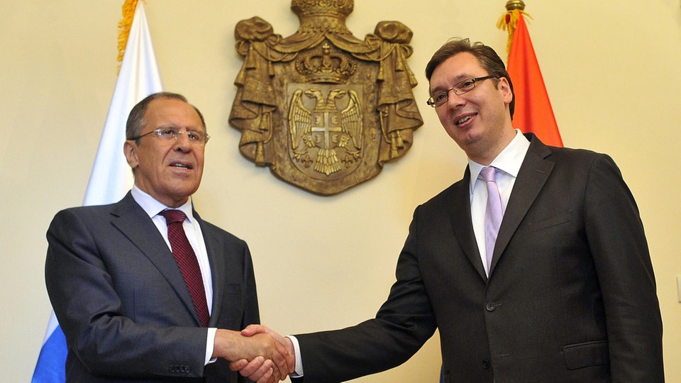 Lavrov i Vučić se rukukuju prilikom Lavrovljeve posete Beogradu