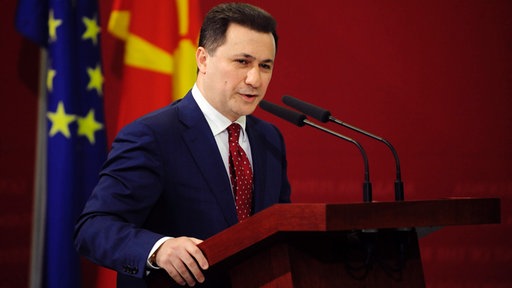 Nikola Gruevski stoji za govornicom na kojoj su dva mikrofona