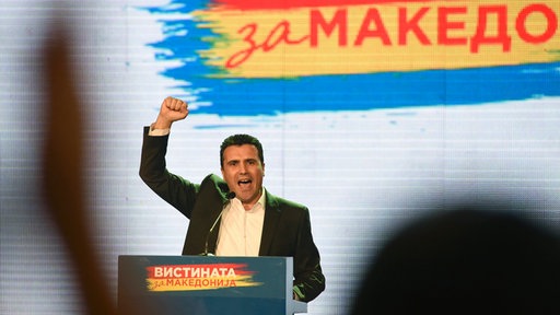 Zoran Zaev za govornicom na kojoj piše "Vistinata za Makedonija"