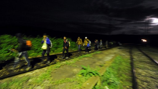 Grupa migranata hoda prugom u okolini Velesa, Makedonija