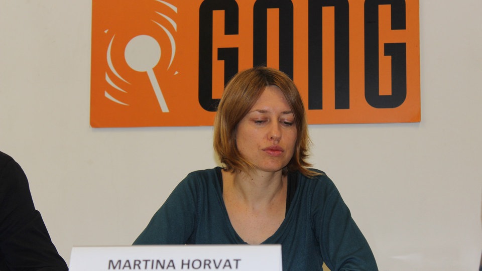  Martina Horvat ispred natpisa GONG